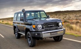 Toyota Land Cruiser 70 лишился мотора V8 на главном рынке и получил новую версию с МКП