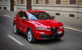 Alfa Romeo Tonale 2025 модельного года: обновки в салоне и сокращённая моторная гамма