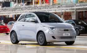 Слабый спрос заставил снова приостановить производство Fiat 500e